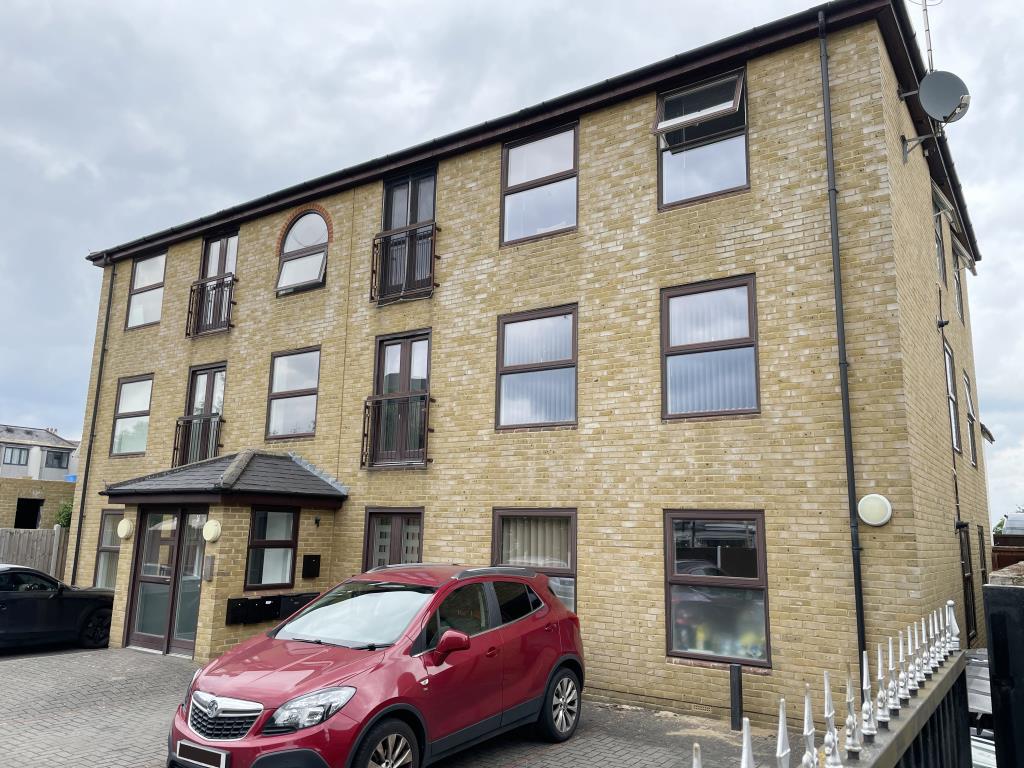 Lot: 68 - ENTIRE FREEHOLD BUILDING OF SIX FLATS ALL LET ON ASSURED SHORTHOLD TENANCIES - outside image of building from main gate